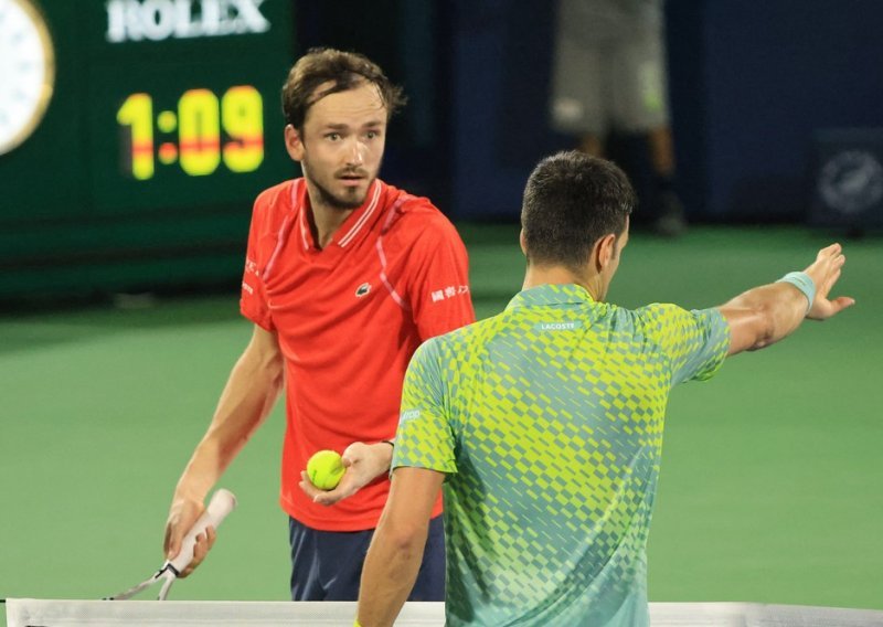 Medvjedev na koljena bacio zahuktalog Srbina Đokovića i izborio rusko finale