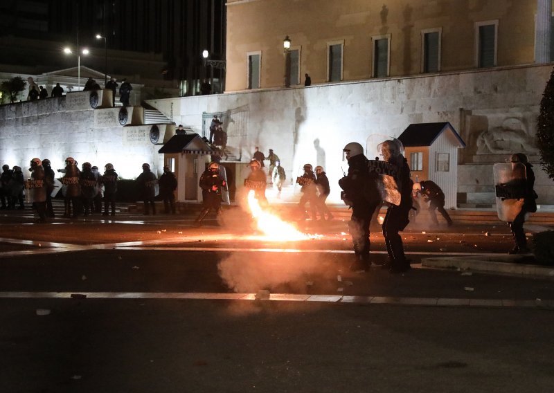 Atena gori i danas: Prosvjednici pale kontejnere, policija uzvraća suzavcima i šok bombama
