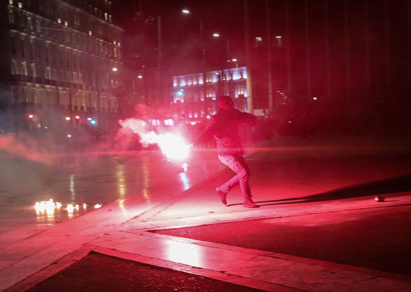 [FOTO] Grčka i dalje vrije: Prosvjedi širom zemlje, policija baca suzavac i šok granate
