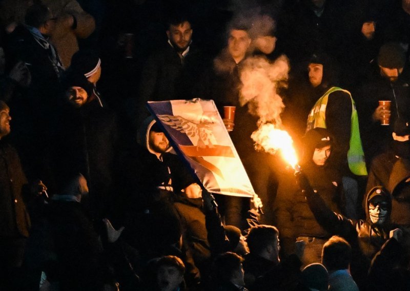 'Navijači' Lazija divljali u Napulju; bocama su gađali autobus s igračima Napolija, bacali pirotehniku po tribinama...