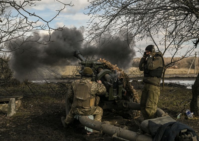 Ukrajinci tvrde da Rusi napadaju Bahmut novim tipom bombi