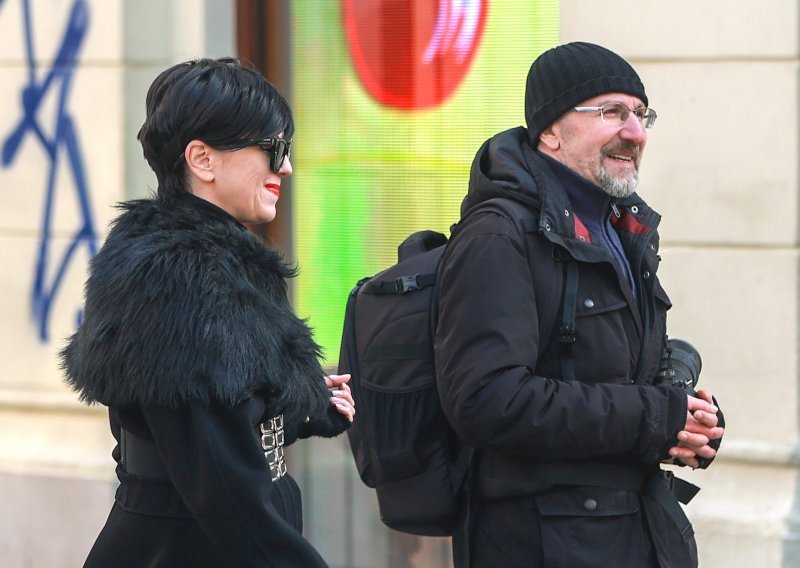 Mirela Holy u šetnji s partnerom privlačila poglede u još jednom prepoznatljivom izdanju