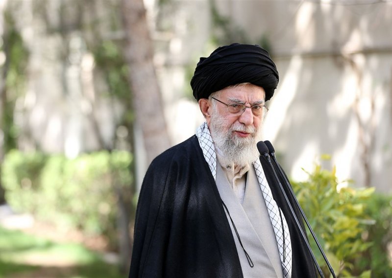 Hamenei: Trovanje učenica u Iranu 'neoprostiv je zločin'