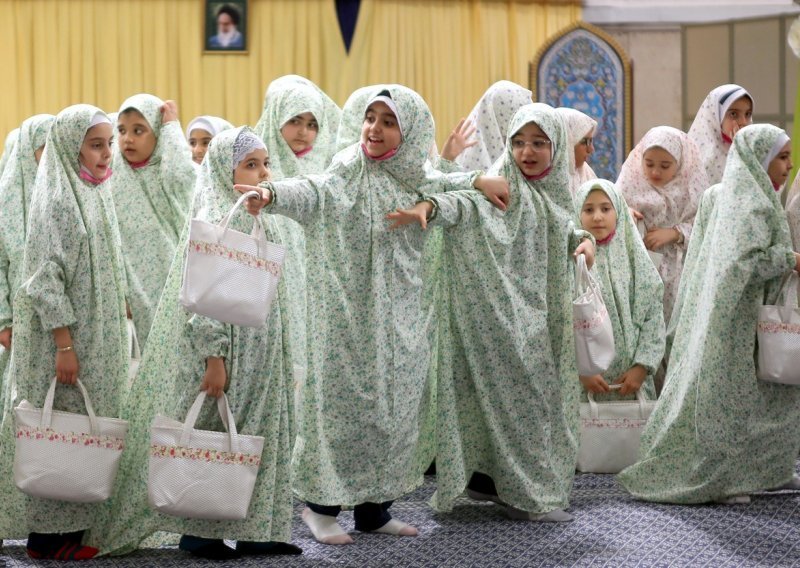 Raste broj otrovanih djevojčica u Iranu. Tko je odgovoran i što će to značiti za prosvjede u toj zemlji?