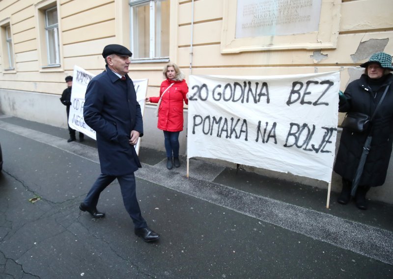 Prosvjed pred skupštinom: Grad Zagreb realizira izgradnju još jednog Jakuševca