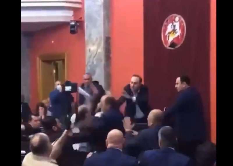 Makljaža zastupnika: Zbog stranih agenata masovna tučnjava u gruzijskom parlamentu
