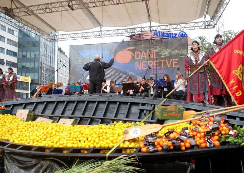 Neretvani dijele desetak tona mandarina Zagrepčanima