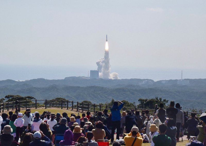 Japan lansirao pa zbog kvara na motoru uništio svemirsku raketu