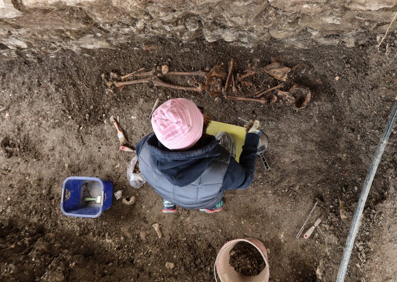 [FOTO] Pronađeni grobni ostaci tijekom obnove crkve u Stenjevcu