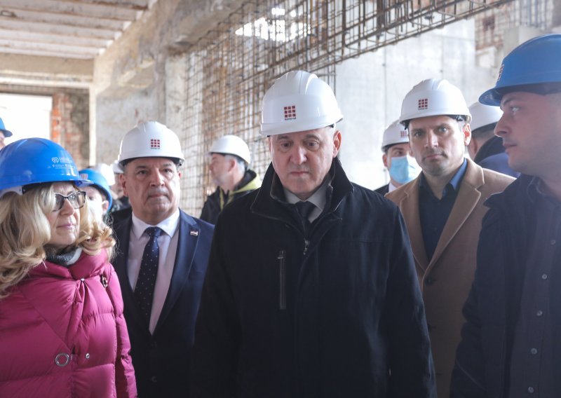 [FOTO] Beroš i Bačić posjetili gradilište na KB Merkuru: Najveća zgrada gotova do kraja godine