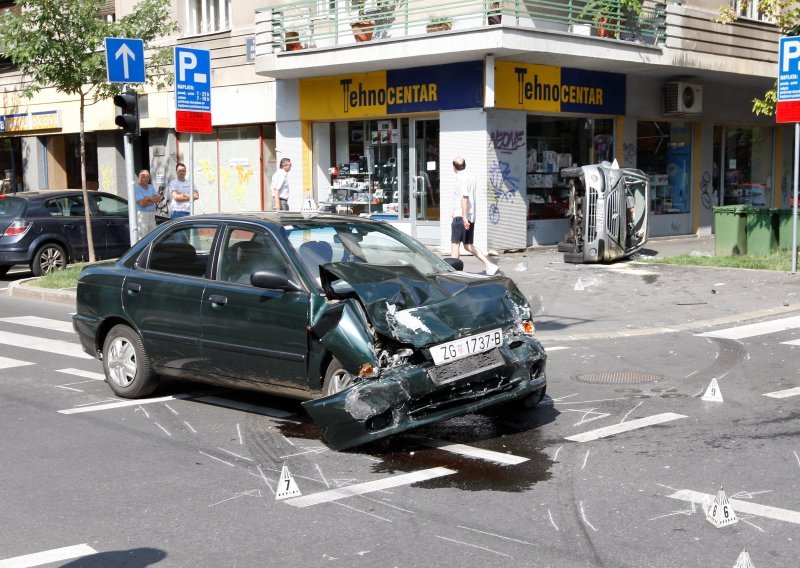 Automobilom zamalo uletio u trgovinu