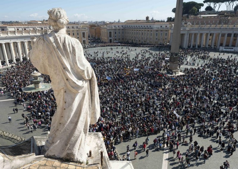 Položaj žena u Vatikanu? Papine reforme su kozmetičke, žene i dalje trpe omalovažavanje, najviše među svećenstvom
