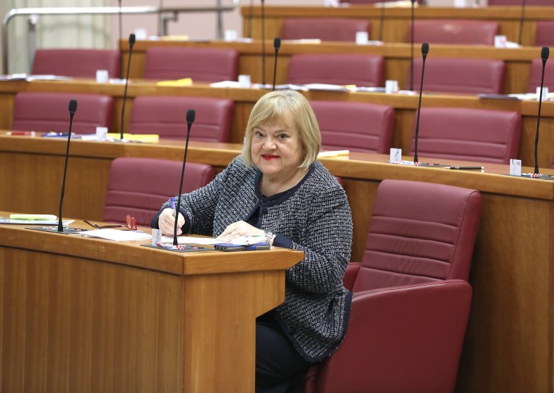 [FOTO] Sabor raspravlja o radu nedjeljom: 'Vlada je odlučila biti veliki mag, želi se dodvoriti Crkvi!'