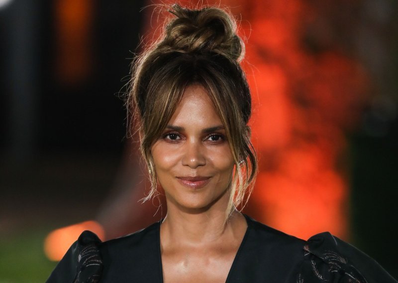 Halle Berry objavila urnebesni video u kojem joj stilistica pokušava zakopčati hlače