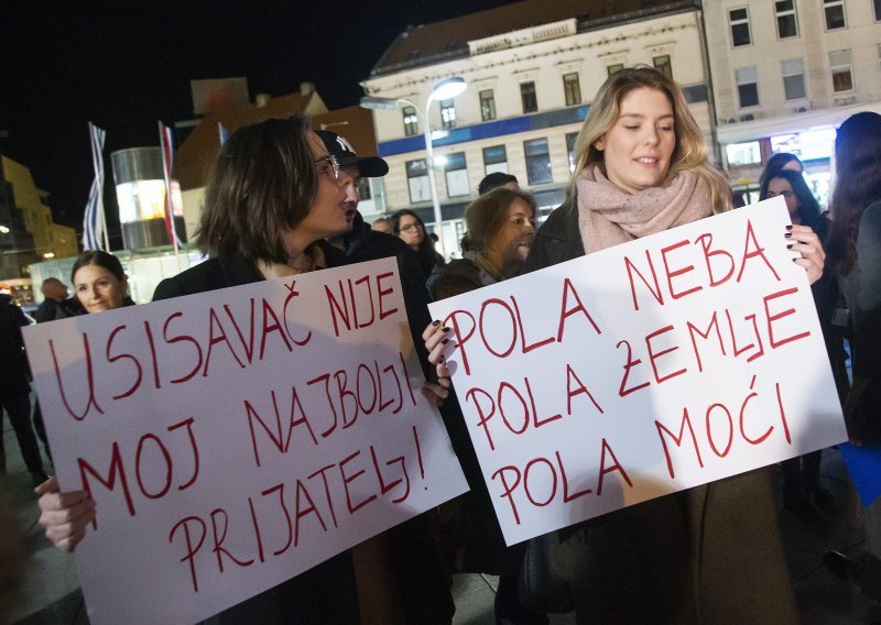 [FOTO] U Osijeku održan prvi Noćni marš: Svoju Rosu Luxemburg imali smo još prije stotinu godina