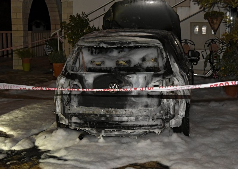 [FOTO] Vatra progutala automobil u Slatinama, nema ozlijeđenih