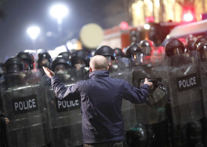 Gruzijska policija pustila iz pritvora 132 osobe privedene zbog sudjelovanja u velikim prosvjedima