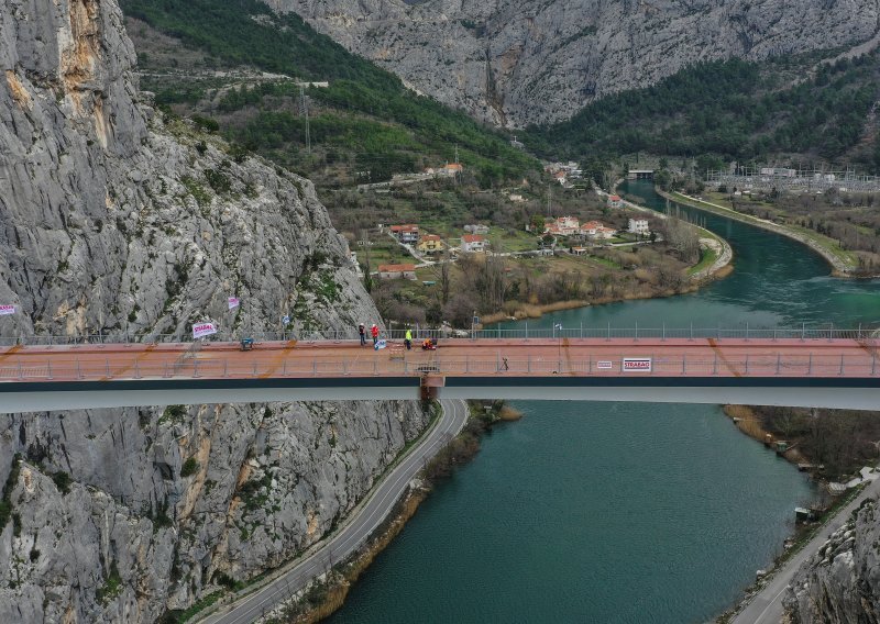 [FOTO] Impresivni prizori iz zraka: Pogledajte kako je izgledalo konačno spajanje mosta iznad Cetine