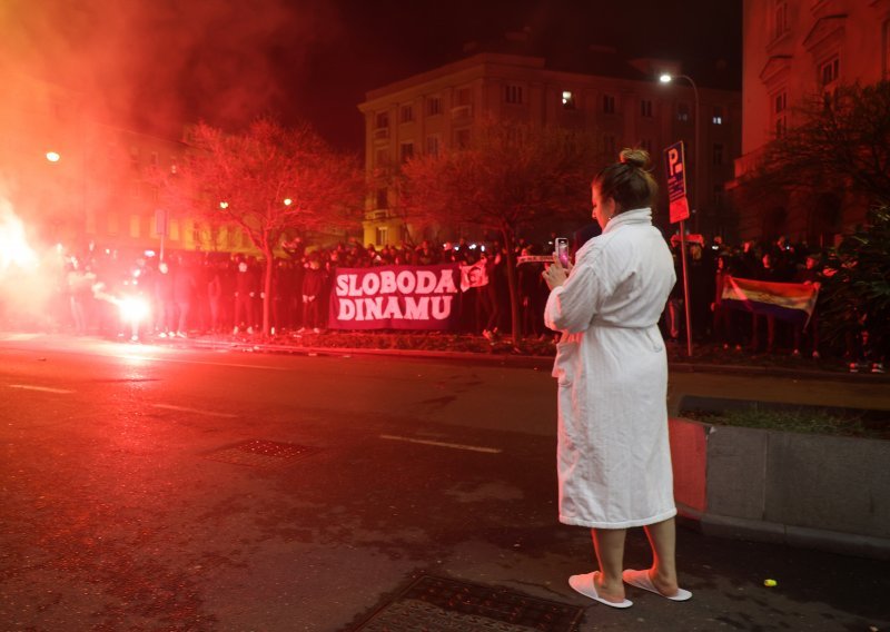 Djevojka u ogrtaču i hotelskim papučama ukrala show; neki ostali u čudu, a nju su Bad Blue Boysi oborili s nogu