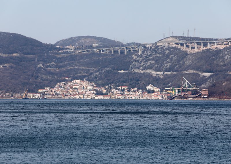 Odgovorne osobe riječke lučke tvrtke prijavljene zbog onečišćenja u Bakarskom zaljevu
