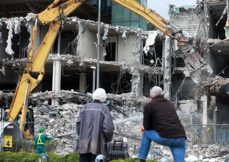 [FOTO] Nastavljeno rušenje hotela Marjan: Pogledajte što je privuklo pažnju građana