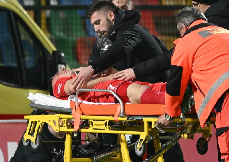 [VIDEO/FOTO] Pogledajte tešku ozljedu napadača Gorice; na nosilima je iznesen s terena