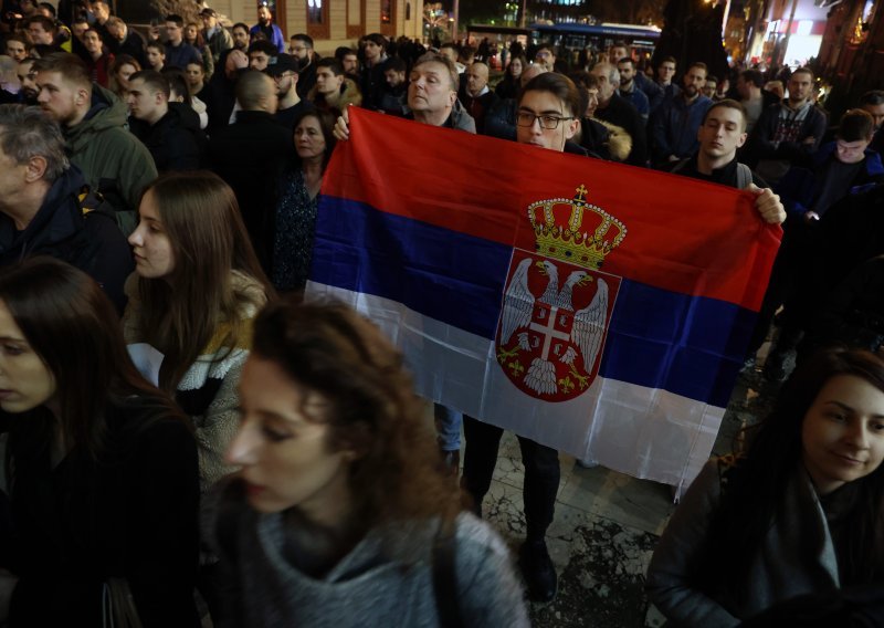 U Beogradu prosvjed protiv smjene tužiteljica sa slučaja milijunske korupcije u državnoj Elektroprivredi