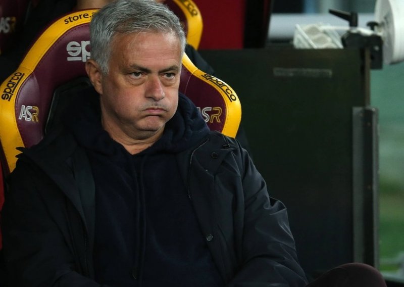 Jose Mourinho je uoči velikog gradskog derbija između njegove Rome i Lazija doznao katastrofalne vijesti