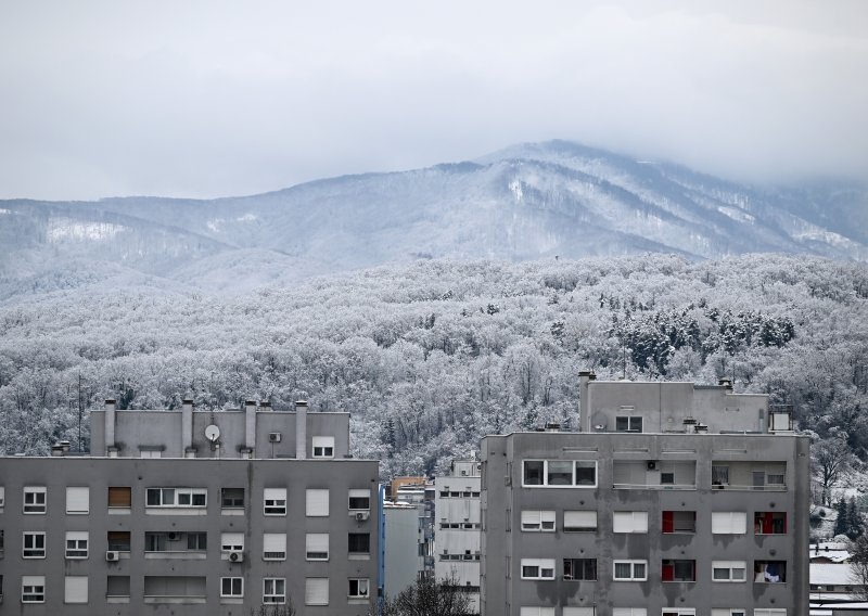 Danas osjetno svježnije vrijeme, a uz kišu moguć je i novi snijeg