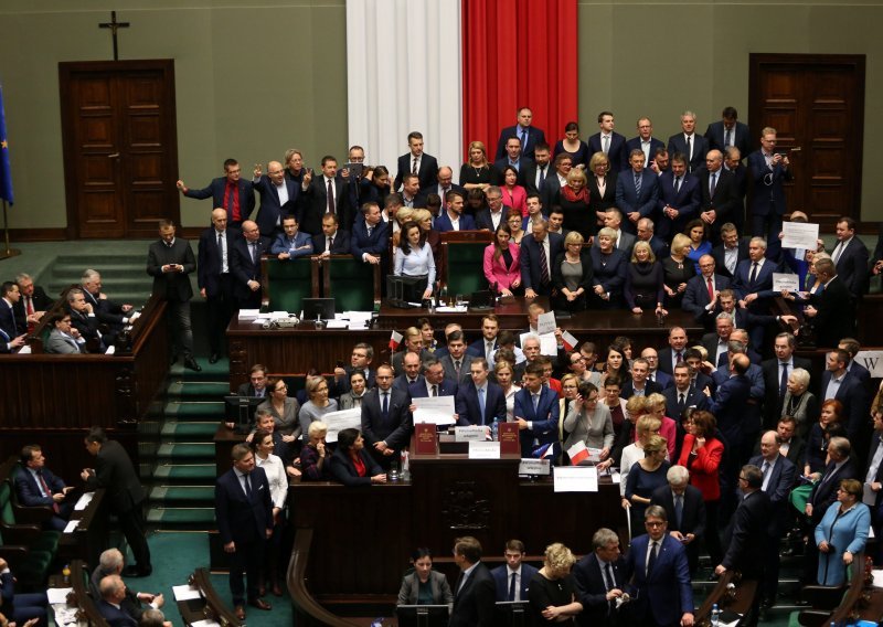 Poljska oporba završila blokadu parlamenta