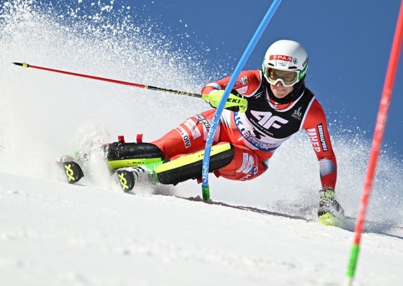 Mikaela Shiffrin nedodirljiva nakon prve slalomske vožnje, Leona Popović je 16., a Zrinka Ljutić je promašila vrata...