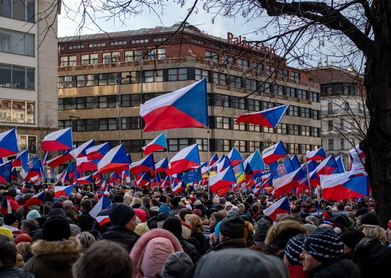 [FOTO] Veliki prosvjed u Pragu, traže da Vlada prestane slati oružje Ukrajini
