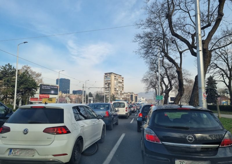 Centar Zagreba 'u crvenom': Ne rade semafori, prometne gužve posvuda