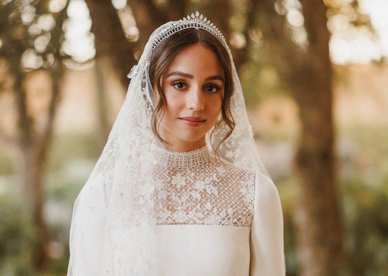 Jordansko kraljevsko vjenčanje: Princeza Iman blistala u elegantnoj Diorovoj vjenčanici s raskošnim velom