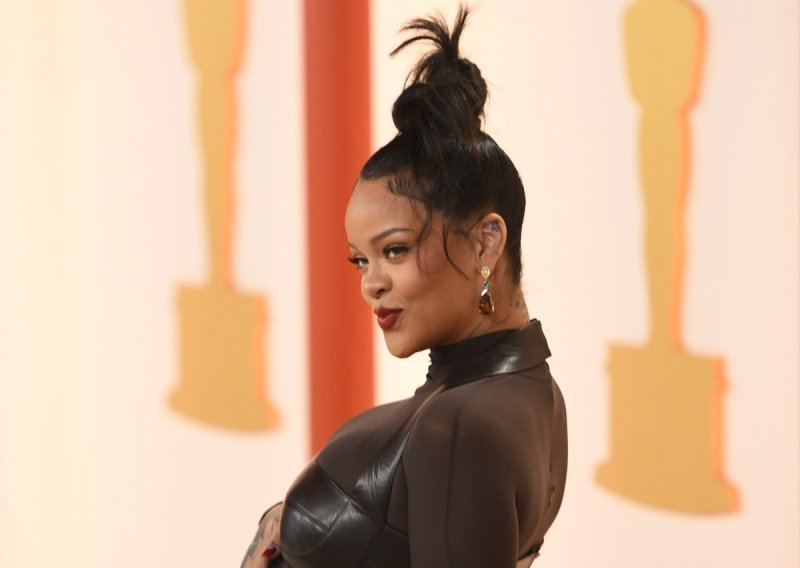 Rihanna uoči dodjele Oscara ušetala u ribarskom šeširu, nogometnom dresu i tenisicama od 69 eura