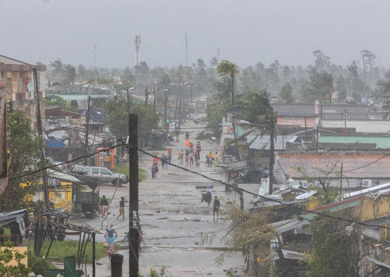 Velike poplave, kuće bez krovova: Jedna od najjačih oluja svih vremena na južnoj hemisferi usmrtila na desetke ljudi