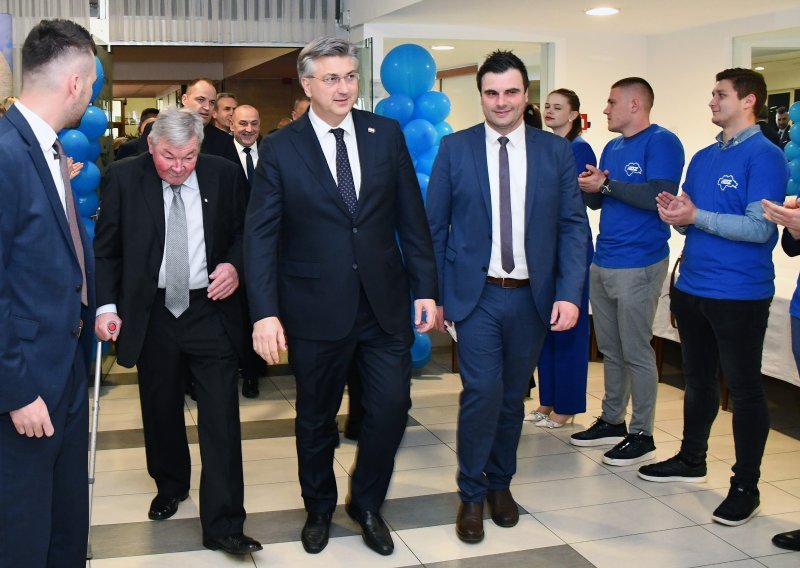 [FOTO] Plenković na jubileju HDZ-a u Sisku: Županija povoljna za ulaganja