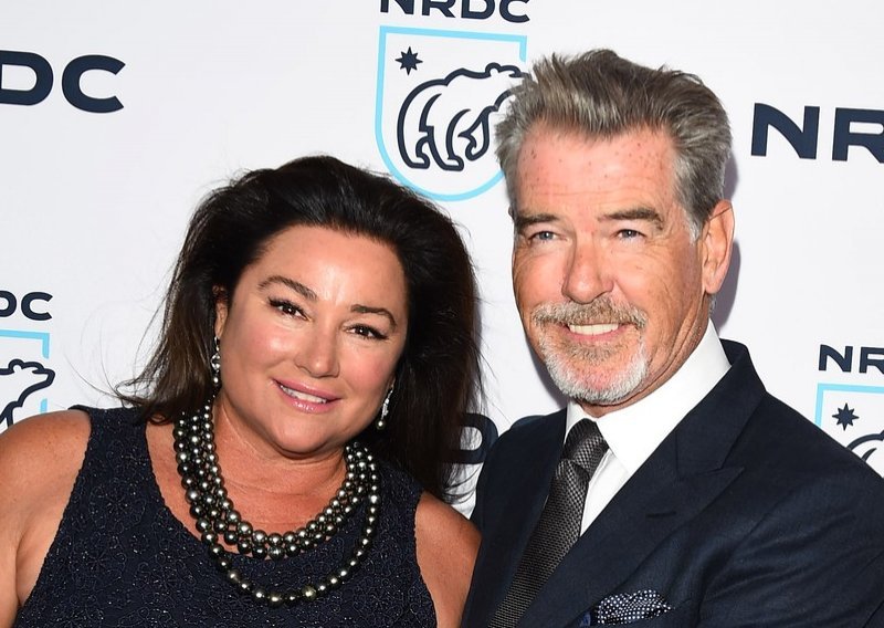 Pierce Brosnan sa suprugom snimio selfie i najavio najnoviji projekt