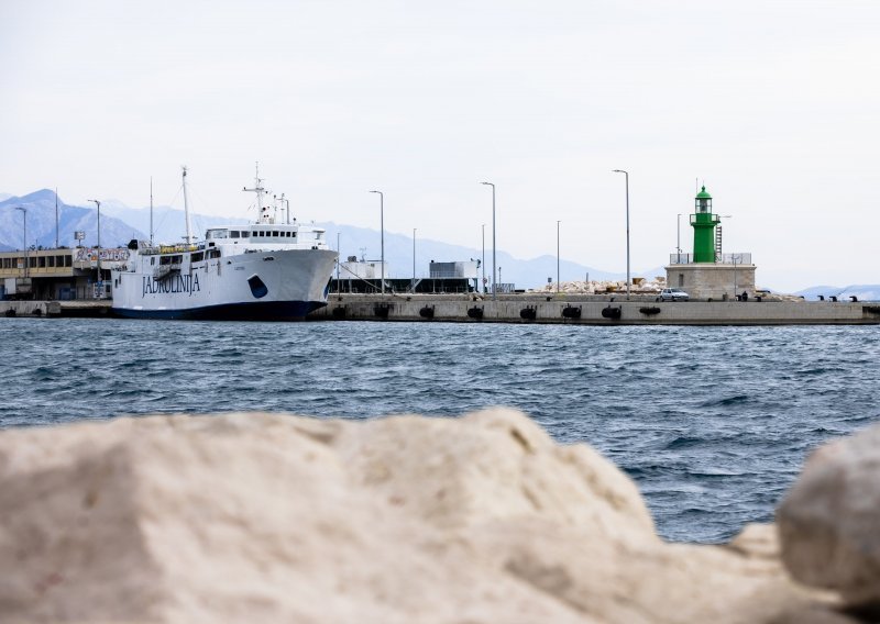 Oglašen alarm: Zbog jakog vjetra u prekidu brojne trajektne, katamaranske i brodske linije