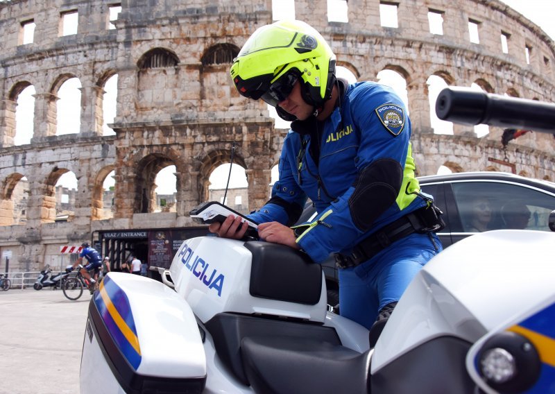 Nikad nije položio vozački, a policija ga zatekla u prometu; pokušao je pobjeći i ozlijedio dvoje policajaca