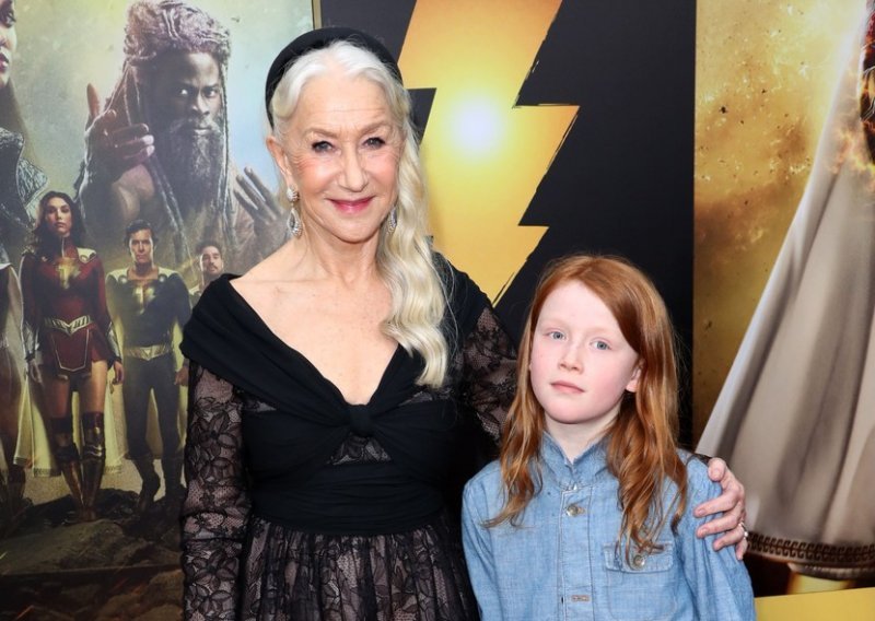 Helen Mirren povela unuka na crveni tepih pa sve zadivila u raskošnom izdanju