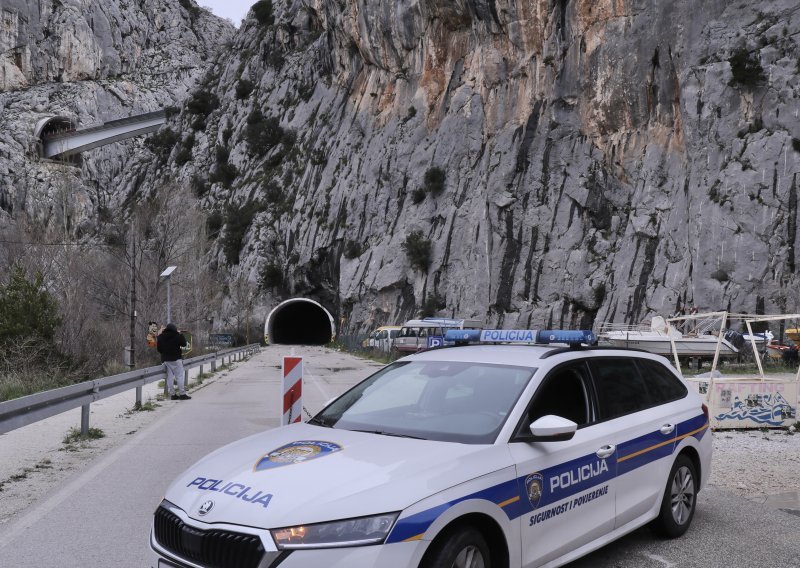 Odron u Omišu: Kamenje palo na automobil i vozača, hitno je prevezen u bolnicu, a cesta je zatvorena