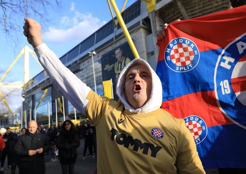 [FOTO] Pogledajte kako su se Hajdukovi navijači zabavljali u gradu, prije nego ih je policija dopratila do stadiona