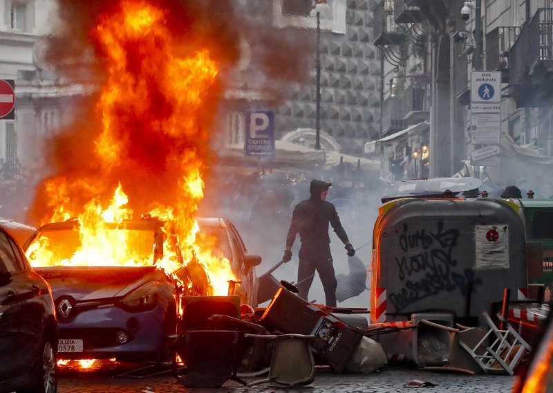 [FOTO] Huliganski ples Eintrachtovih ultrasa u Napulju, zapaljen automobil, centar grada kao ratna zona