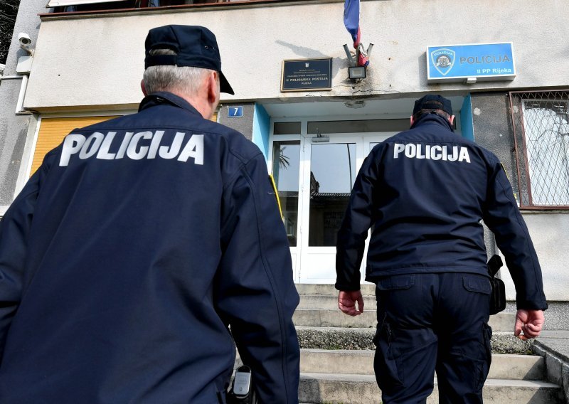 U Rijeci uhićena dvojica dilera, pronađena im droga i gomila eura