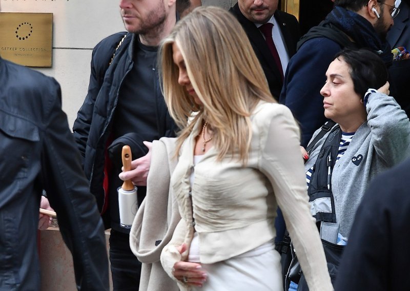 Jennifer Aniston istaknula vitku figuru u hit suknji sezone