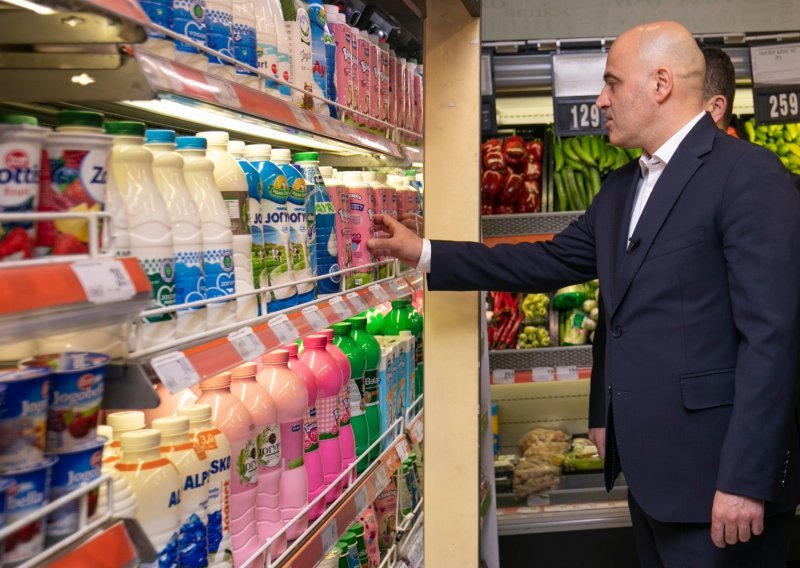 [FOTO] Makedonski premijer u trgovini provjeravao jesu li na snazi ograničene cijene mlijeka i tjestenine