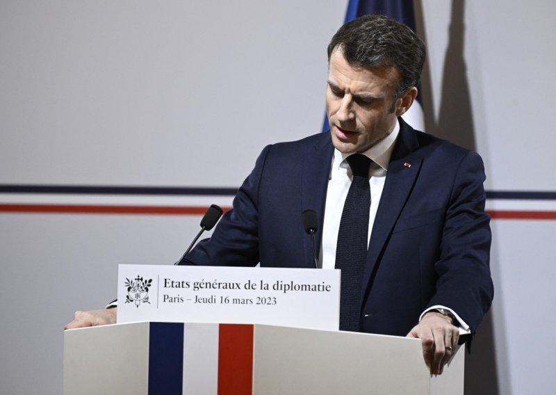 Macron zaobišao parlament i progurao zakon koji je digao Francusku na noge