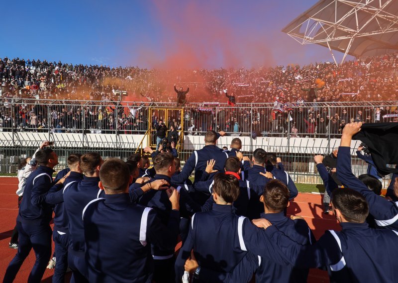 [VIDEO/FOTO] Torcida dočekala juniore Hajduka nakon povijesnog uspjeha; pogledajte ludu atmosferu na Poljudu!