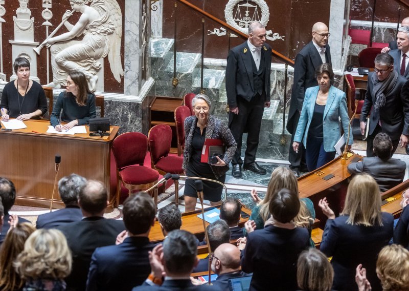 Francuska premijerka iskoristila mogućnost da mirovinska reforma prođe bez glasanja